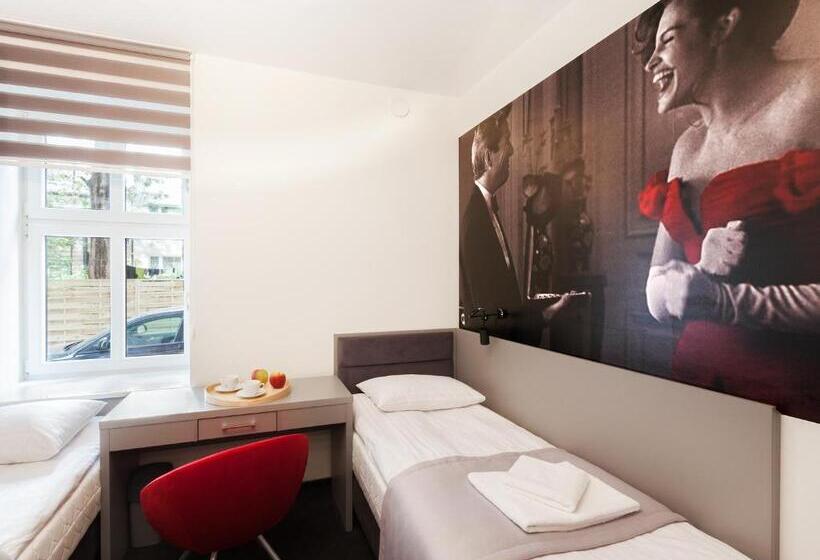 バス共有のスタンダードルーム, Cinema Hostel