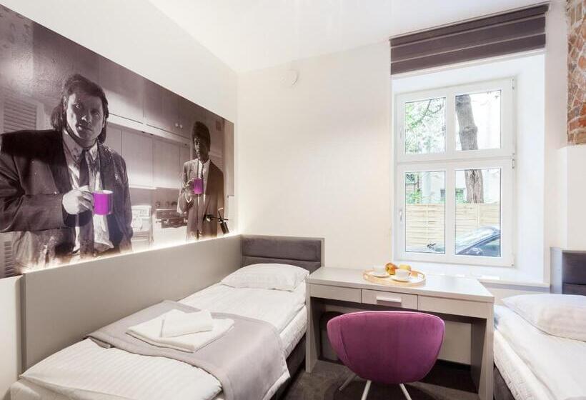 バス共有のスタンダードルーム, Cinema Hostel