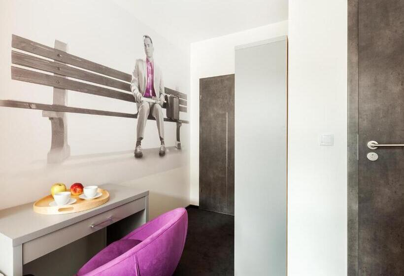 スタンダードトリプルルーム, Cinema Hostel