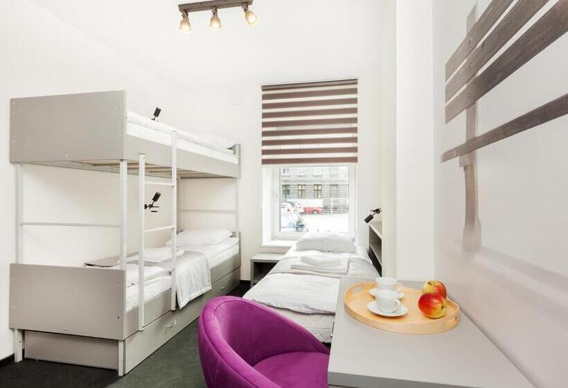 スタンダードトリプルルーム, Cinema Hostel