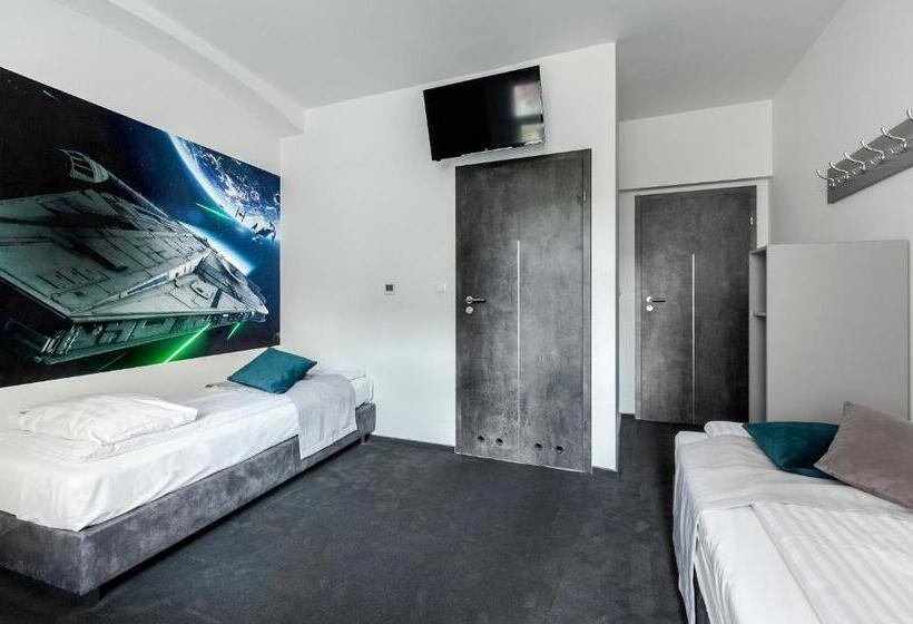 デラックストリプルルーム, Cinema Hostel