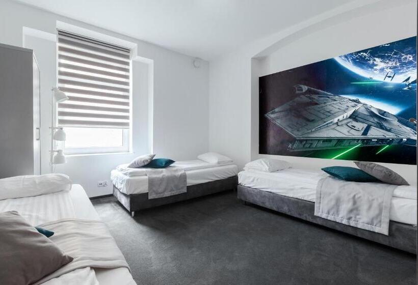 デラックストリプルルーム, Cinema Hostel