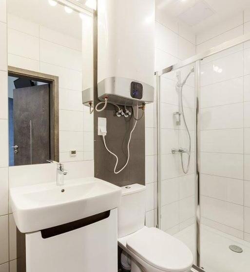 デラックストリプルルーム, Cinema Hostel