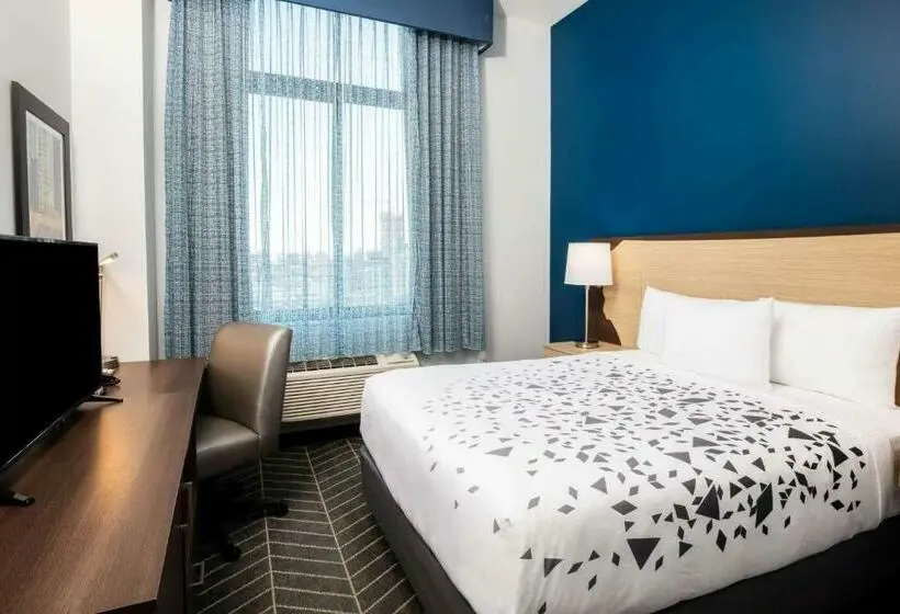 身障者適用キングサイズベッドルーム, La Quinta Inn And Suites By Wyndham Long Island City
