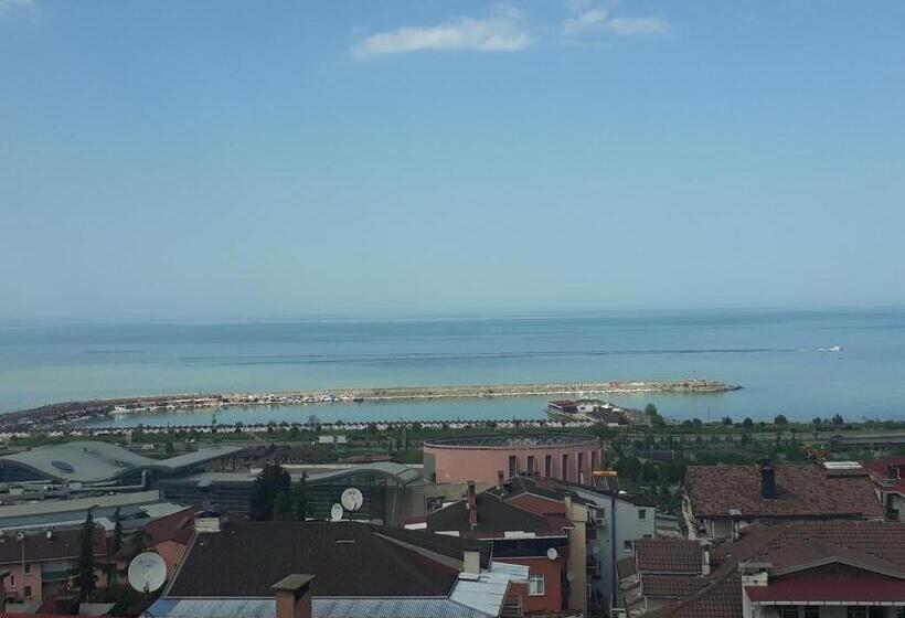 带露台的标准工作室, Alya Suite