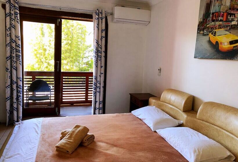 חדר משפחתי, Central Jetty Motel