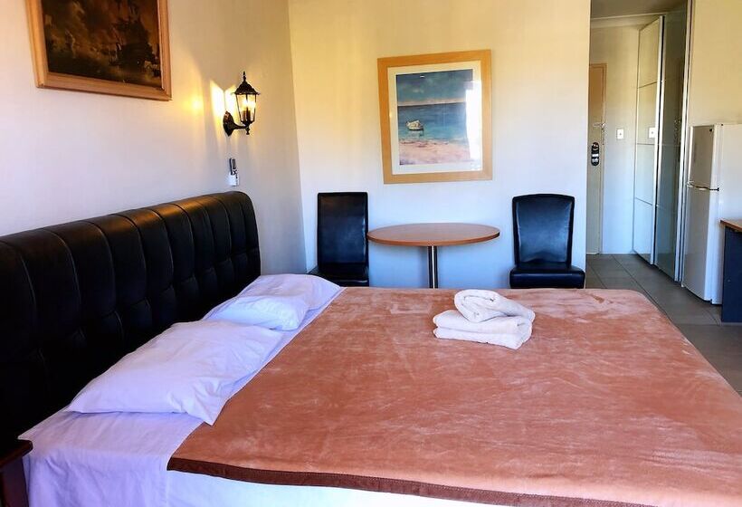 חדר משפחתי, Central Jetty Motel