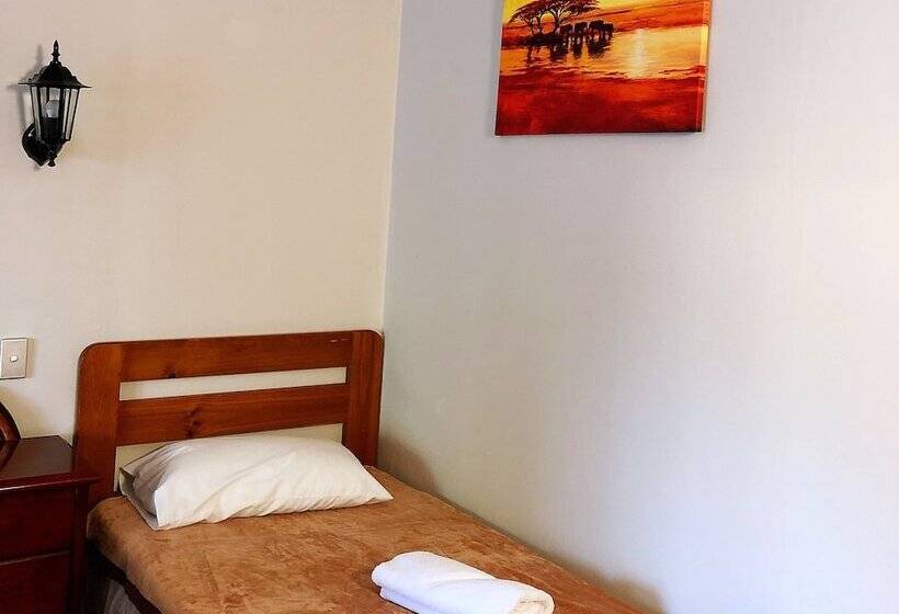 חדר משפחתי, Central Jetty Motel