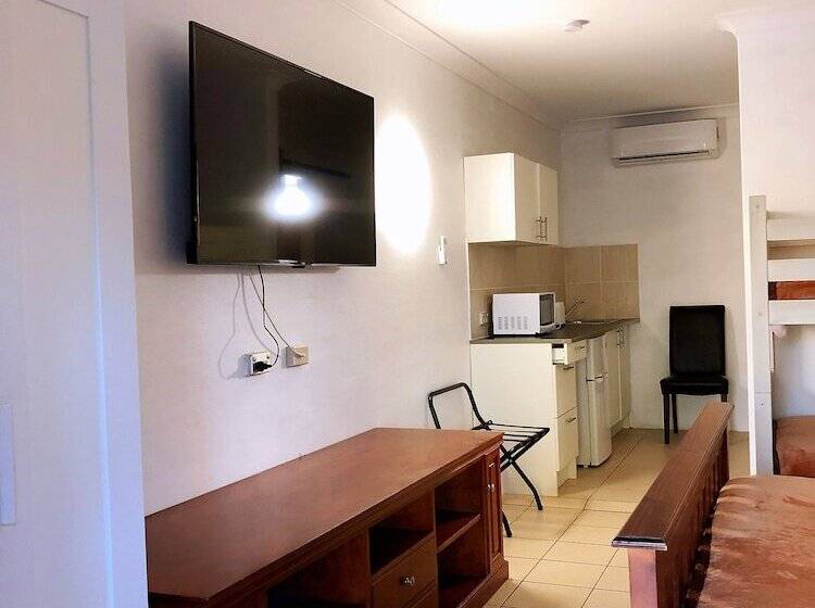 חדר משפחתי, Central Jetty Motel