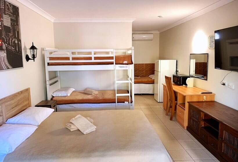 חדר משפחתי, Central Jetty Motel
