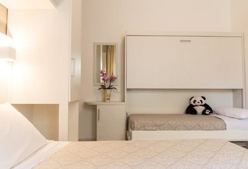 三人经典房间, Ambra