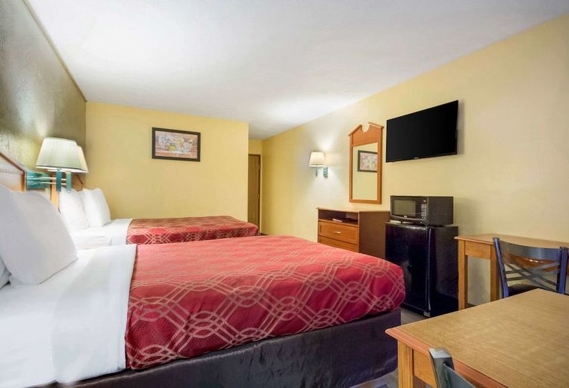 غرفه قياسيه سريرين مزدوجين, Econo Lodge Lansing  Leavenworth
