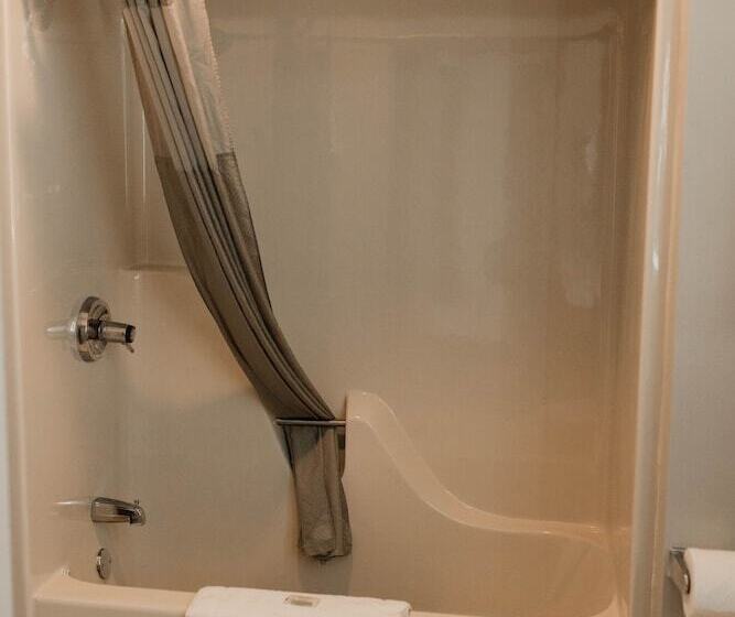 جناح, Travelodge By Wyndham Escanaba