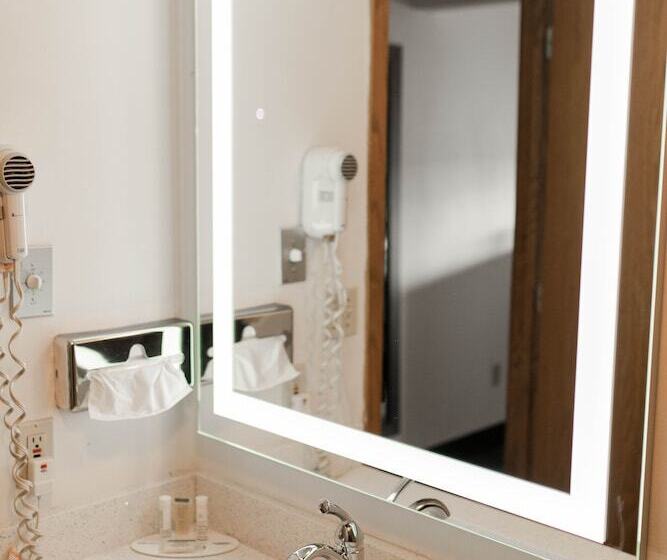 جناح, Travelodge By Wyndham Escanaba