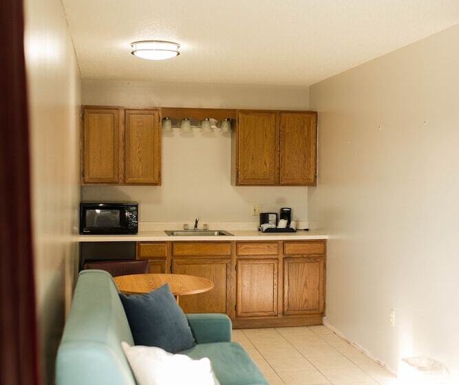 جناح, Travelodge By Wyndham Escanaba