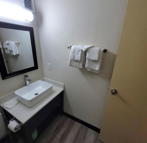 غرفة قياسية سرير كينج, Jackson Hotel & Convention Center