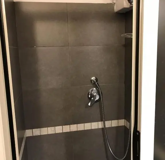Superior Neljän Hengen Huone, Sesta Strada