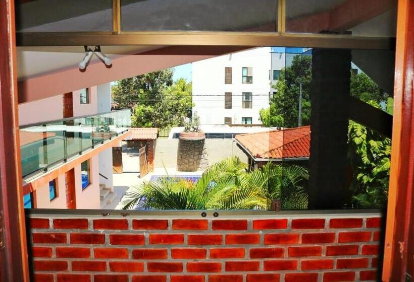 套房带泳池景, Pousada Málaga