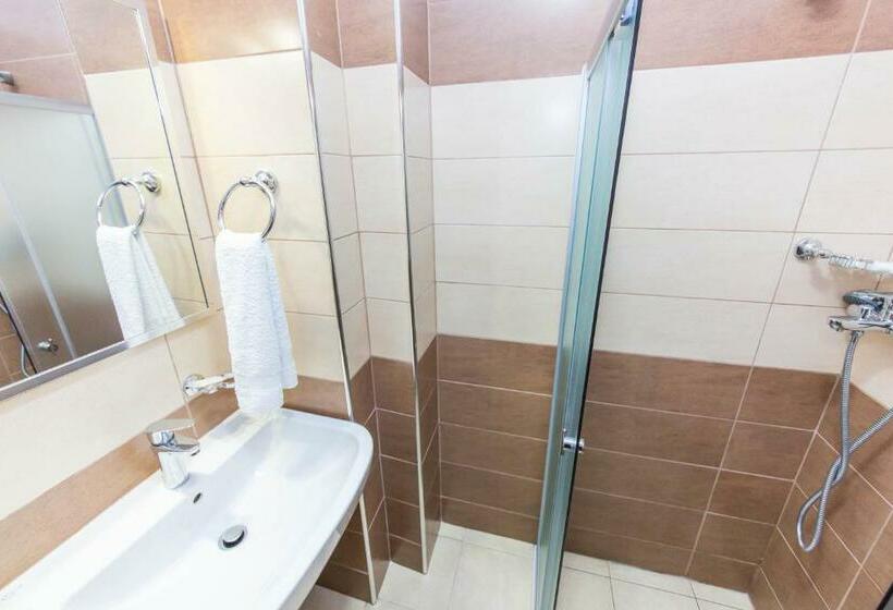 Quarto Familiar, Ajka