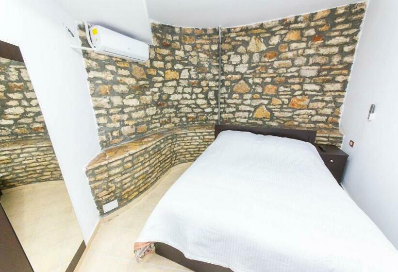 Cama em Quarto Partilhado, Ajka