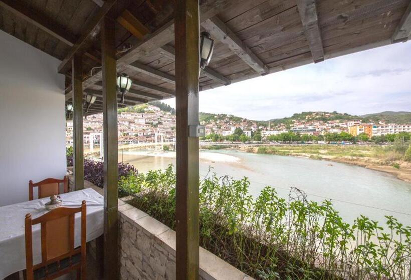 Quarto Triplo Standard com Balcão, Ajka