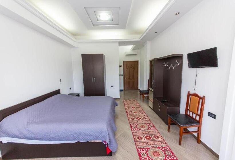 Quarto Triplo Standard com Balcão, Ajka