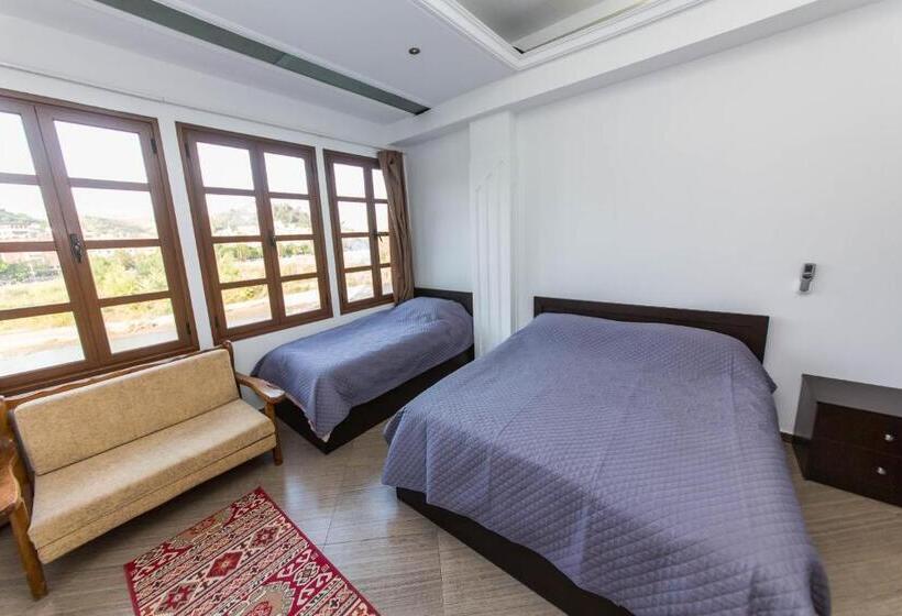 Quarto Triplo Standard com Balcão, Ajka