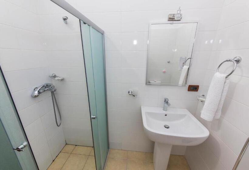 Quarto Triplo Standard com Balcão, Ajka