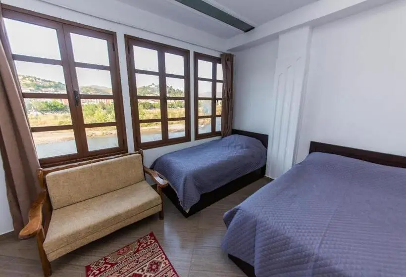اتاق استاندارد سه نفره, Ajka