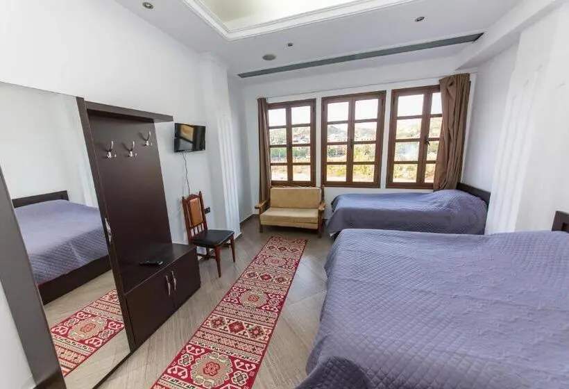 اتاق استاندارد سه نفره, Ajka