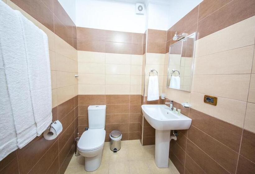 Quarto Quádruplo Standard, Ajka