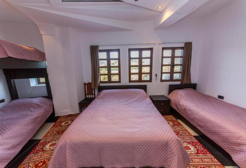 Quarto Familiar, Ajka