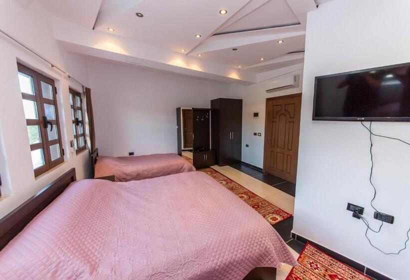 Quarto Familiar, Ajka