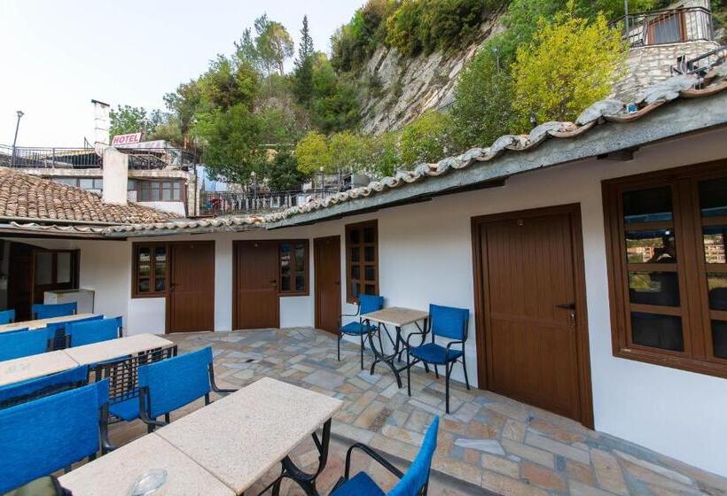 Cama em Quarto Partilhado, Ajka