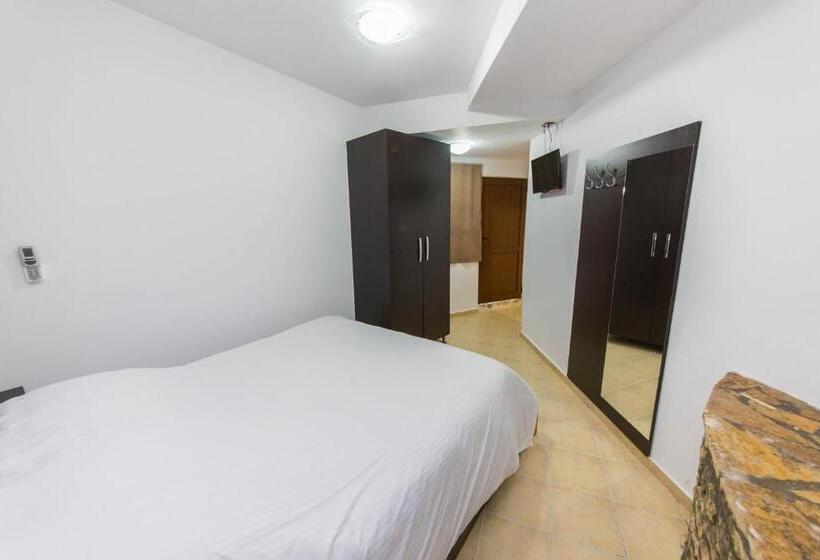 Cama em Quarto Partilhado, Ajka