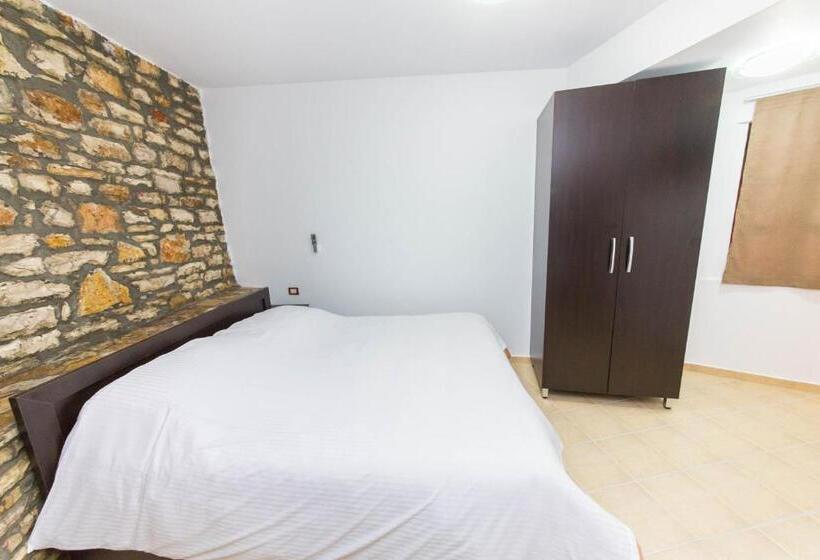 Cama em Quarto Partilhado, Ajka