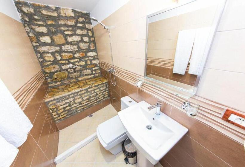 Cama em Quarto Partilhado, Ajka