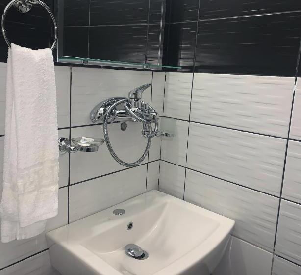 Quarto Triplo Economy, Ajka