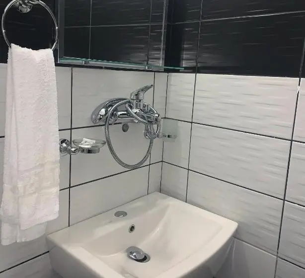 Economy Triple Room, Ajka
