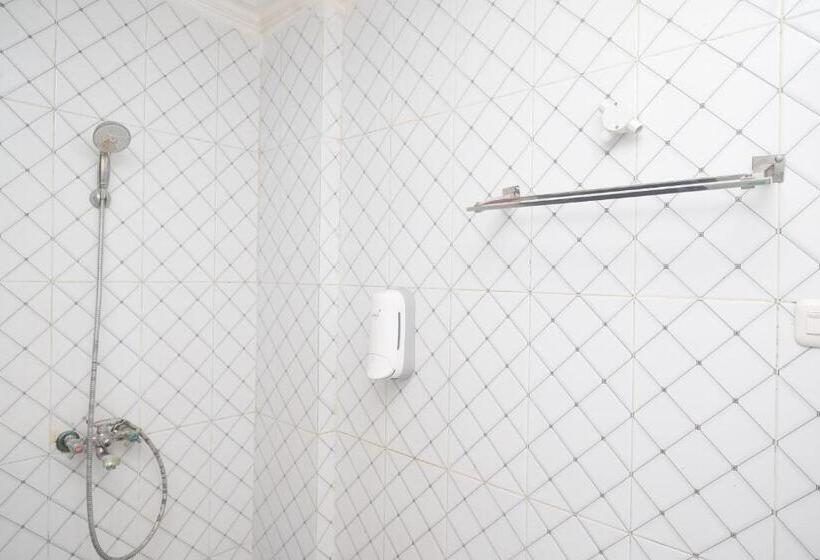 Standardrum, Reddoorz At H&w Hotel Solo