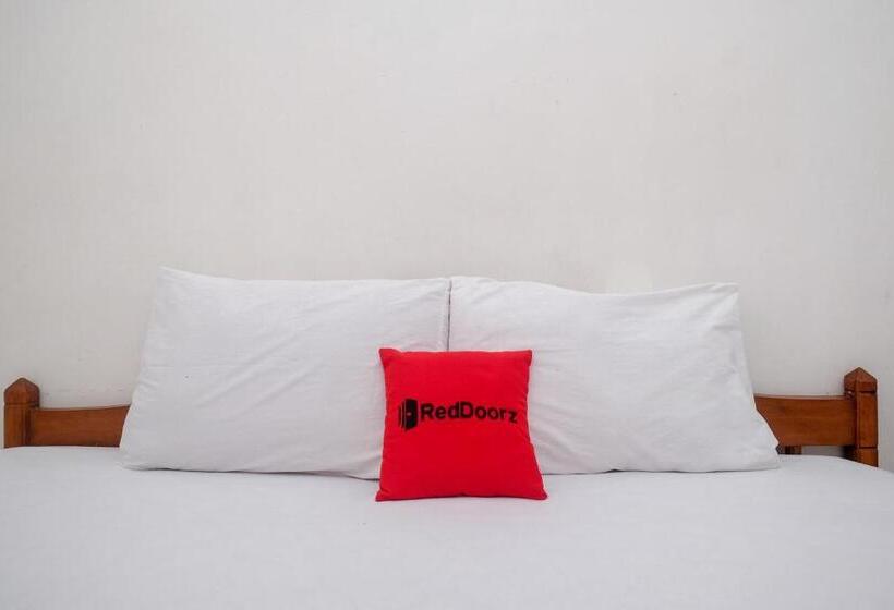 Standardrum, Reddoorz At H&w Hotel Solo