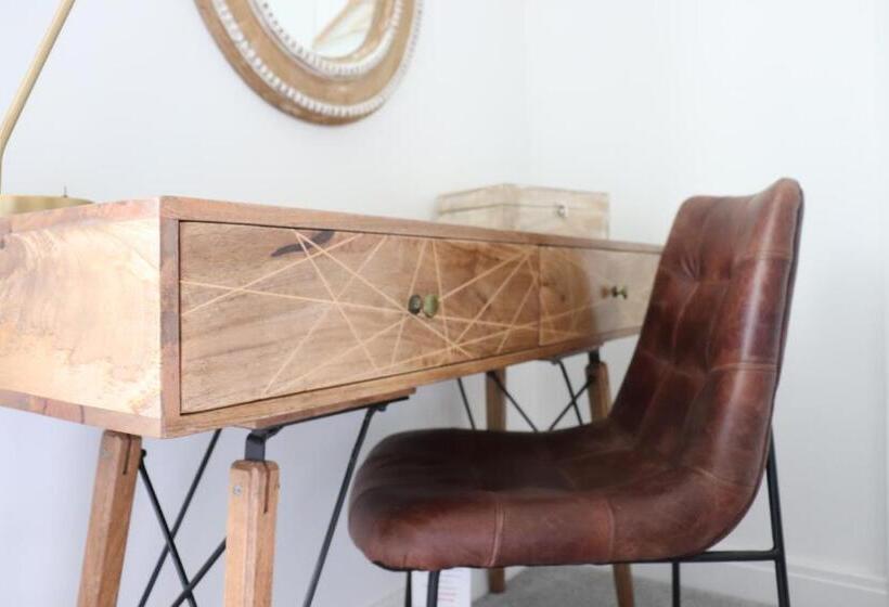 חדר דחוקס עם מיטת קינג, Rooms At The Dressers Arms