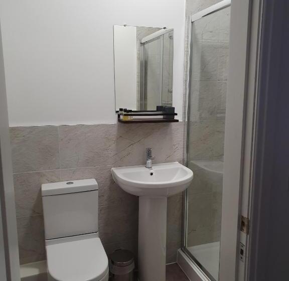 חדר דחוקס עם מיטת קינג, Rooms At The Dressers Arms