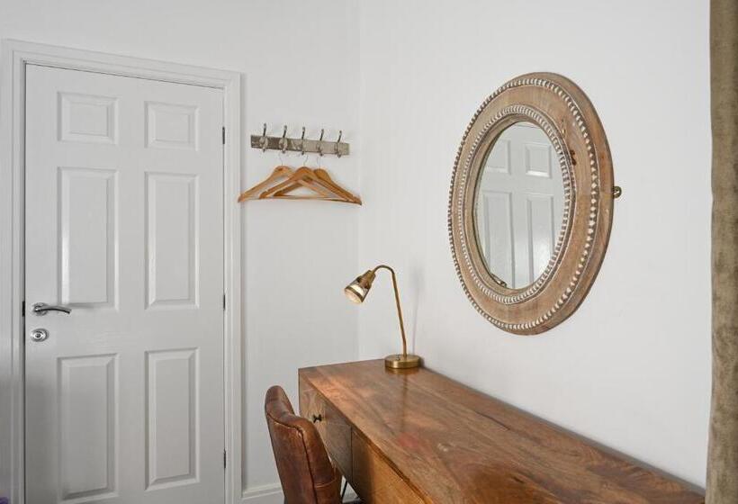 Номер Deluxe, Rooms At The Dressers Arms
