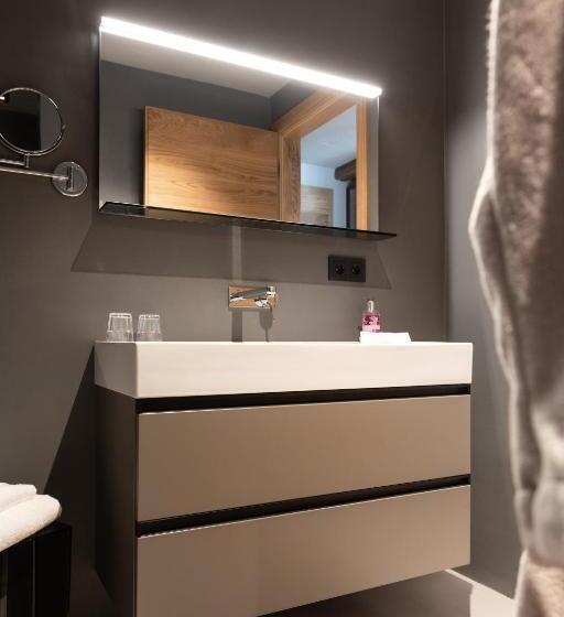 テラス付き１ベッドルームアパートメント, Going Triple A Apartments East