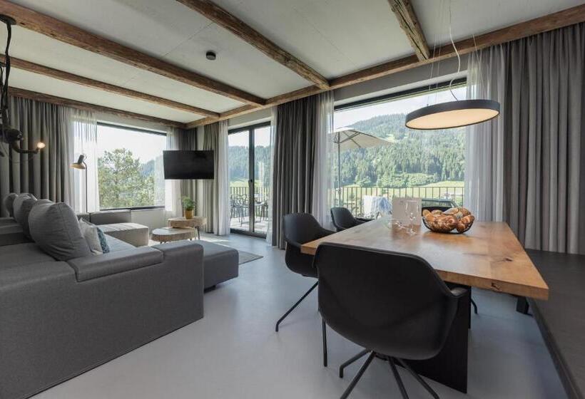 テラスつきの２ベッドルームアパートメント, Going Triple A Apartments East