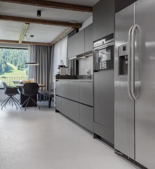 テラスつきの２ベッドルームアパートメント, Going Triple A Apartments East