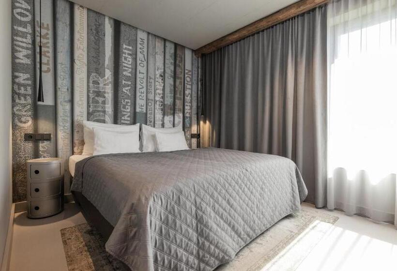 テラスつきの２ベッドルームアパートメント, Going Triple A Apartments East