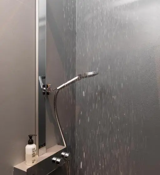 テラス付き１ベッドルームアパートメント, Going Triple A Apartments East