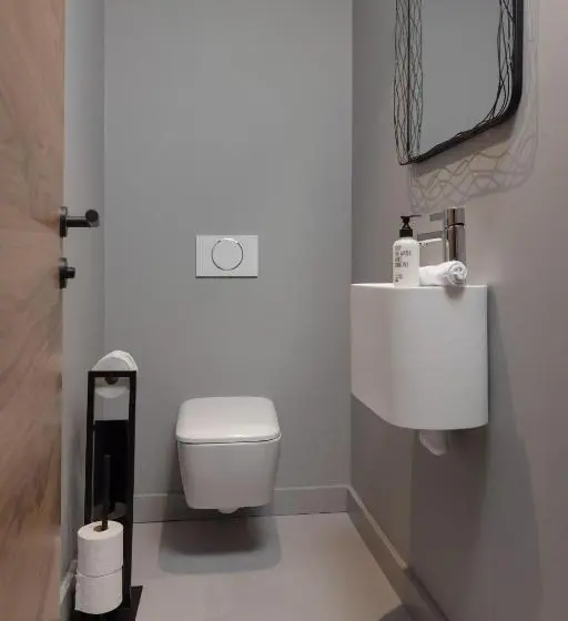 テラスつきの２ベッドルームアパートメント, Going Triple A Apartments East